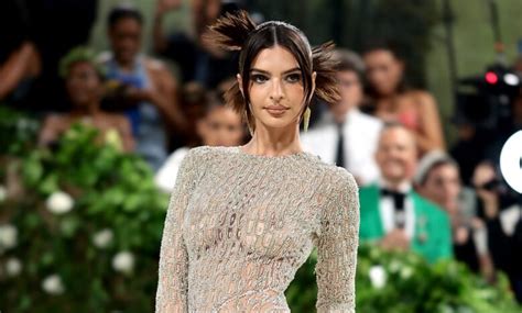 Emily Ratajkowski is a champion of sharing naked photos on Instagram, and fans are full of praise for them. . Emrata nudes